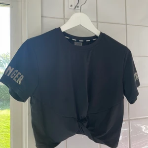 Stronger croppad top - Fin croppad top från Stronger, nyskick! 