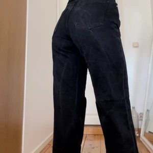 Svarta jeans  - Svarta jeans i storlek 26, sitter bra på mig som är 167 cm! pris går alltid att diskutera och kolla även in min profil då paketpris alltid är möjligt💕💕