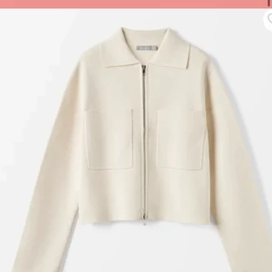 Biege jagka/cardigan - NY Biege jacka i storlek S. Slutsåld på Åhléns. Bud sker via privatmedelanden (: fler bilder finns om det önskas 