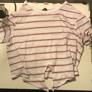 Randig mag tröja  - Köpt från HM. Köpt i storlek L för att det skulle va oversized, passar storlek S bra. Kan fraktas! Kom DM för fler frågor!!