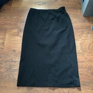 Rebecca Stella lång kjol  - Tight fit kjol från Rebecca Stella i storlek EU 38 (medium) knappt använd och fint skick!