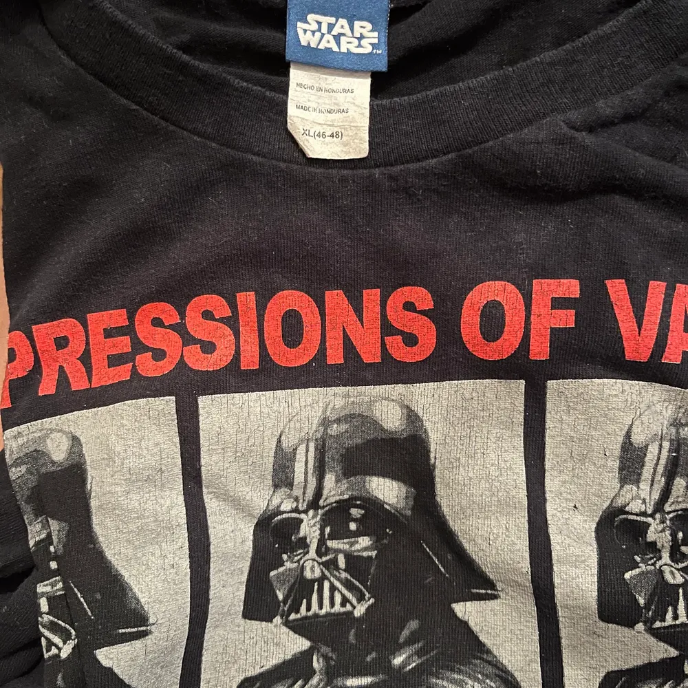 Säljer en cool T-shirt med trycket Expressions of Vader. Tröjan är i storleken XL men jag som ofta är S bär den då jag gillar en oversized look. Unisex modell.. T-shirts.
