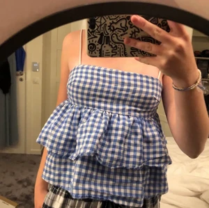 Gullig topp! - Super fin gullig volang topp som köptes på Plick förra året. Jag är rätt så säker att tröjan är från Shein men kvaliteten är rätt bra!❤️