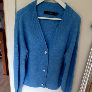 Vero Moda blå kofta stl M - Superfin blå kofta med fina knappar säljes pga fel storlek för mig , använd 2 ggr . 