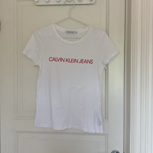 Calvin klein t shirt - Jätte fin calvin klein t shirt som inte kommit till använding, endast anvönd ett fåtal gånger. 