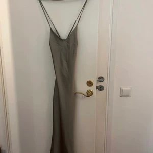 Grön klänning - Storlek XS! Säljer klänningen i grönt och inte rött, den röda är bild på en likadan klänning från hemsidan. Klänningen är aldrig använd, prislappen sitter kvar.