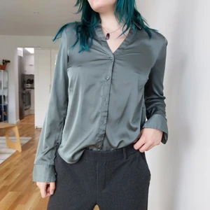 Skjorta  - Skjorta i sidenmaterial. Stl 36. Fint skick!