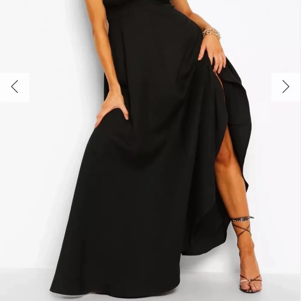 Säljer denna helt underbara svarta långklänningen. Den är aldrig använd, och har prislappar och allting kvar 💓. Klänningar.