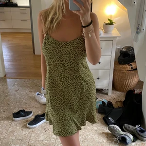 Grön leopard klänning  - Säljer denna supersnygga klänning! Perfekt till sommaren! 
