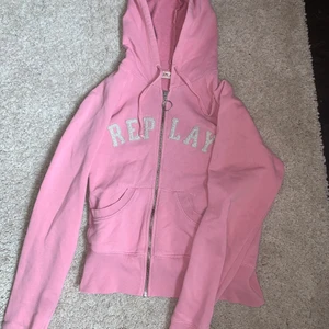 Replay hoodie - Rosa replay hoodie med zipper. Står att det är storlek L men skulle säga att den passar S-M. Den är i nyskick och väldigt skön i materialet.