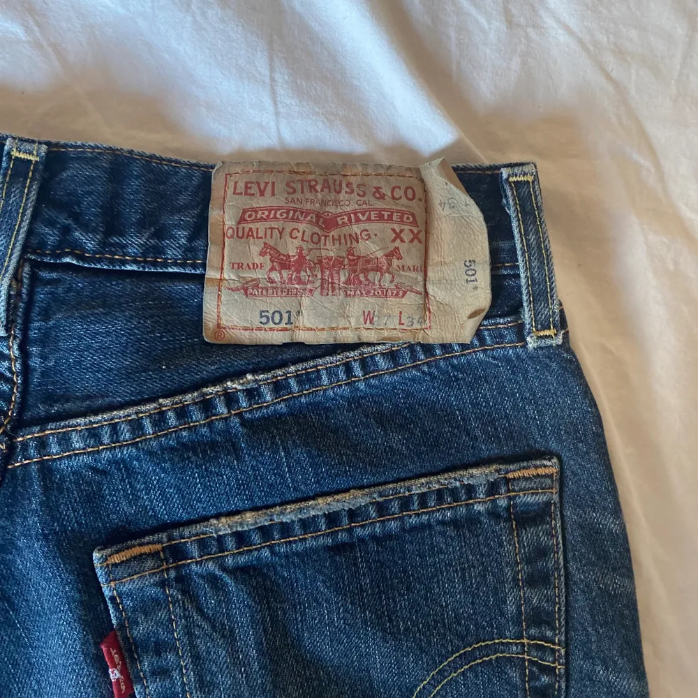 Jeansshorts från Levis som jag tyvärr klippte för kort för något år sen och som nu inte passar längre 🥺 Som sagt, väldigt korta men hade lätt använt dem om jag fick på mig dem 😮‍💨 Står ingen storlek men jag skulle säga att dem är 27 i midjan då dem är lika som mina andra shorts! Hör av er om ni är intresserade! ❤️‍🔥. Shorts.