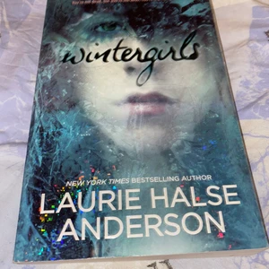 Wintergirls - Format: Paperback Språk: Engelska Köpt på Thriftbooks.com 2019 men aldrig läst och är i gott skick. Betalning sker via Swish och kan fraktas för 66kr med spårbar frakt.