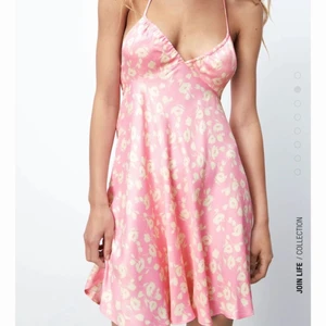 Söt sommarklänning från zara - Sommarklänning från zara i storlek s💕 använd fåtal gånger