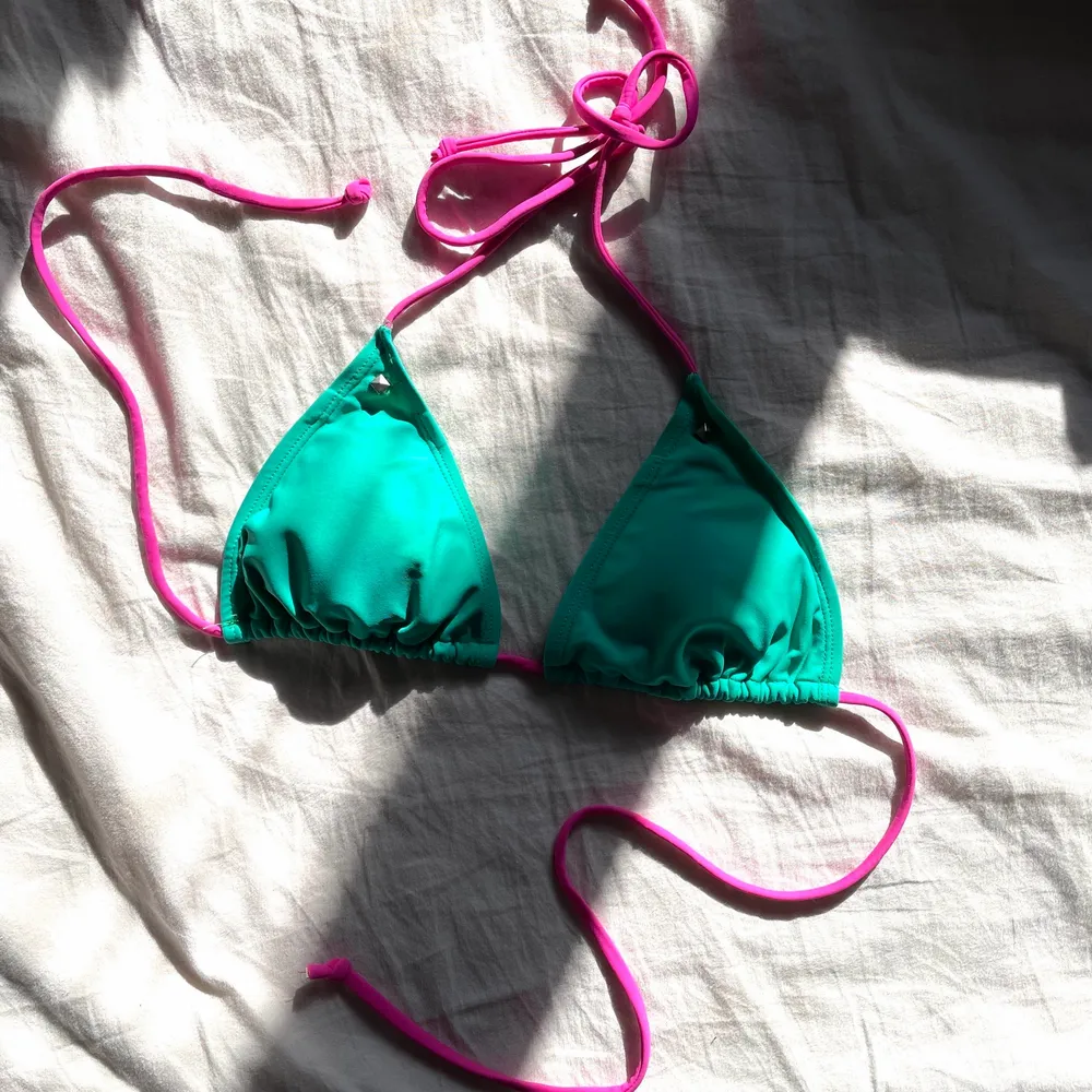 Så fin grön/blå bikini topp med rosa band och en liten sten längst upp på bikinin! Älskar💕. Toppar.