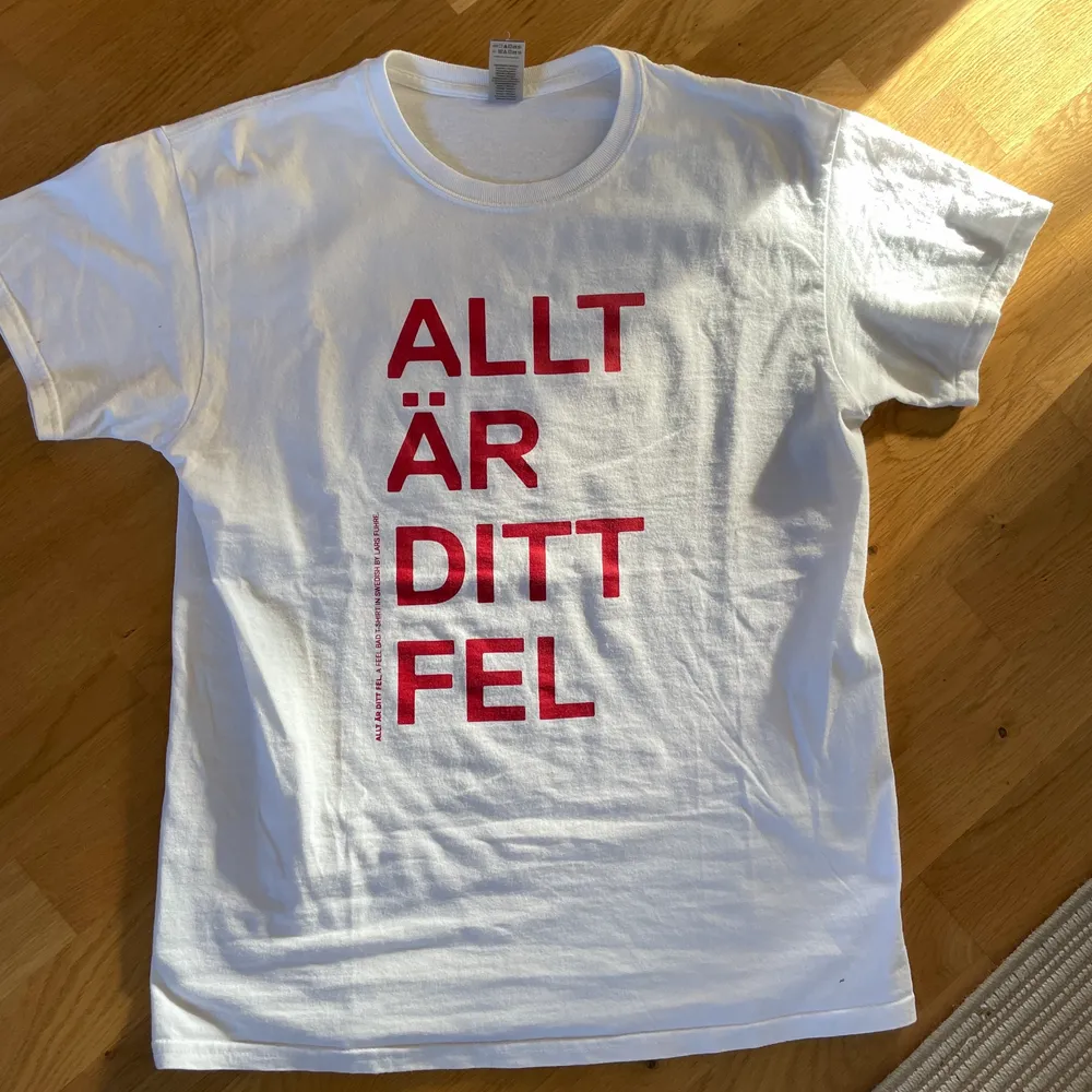Sjukt najs t-shirt från konstnären Lars Fuhre, köpt på Rönnells för 250, den är utsåld atm, använd 1 gång, sitter boxy och högt i kragen.. T-shirts.
