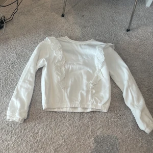 ‼️vit sweatshirt‼️ - 🌸säljer denna vita sweatshirten från Lindex köpte den förra året säljer den då den inte andvänds längre🌸