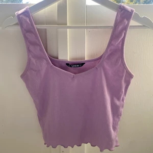 Topp - En söt sommartopp från Shein som tyvärr inte kommer till användning längre. Normal i storlek och använd få gånger! 💕