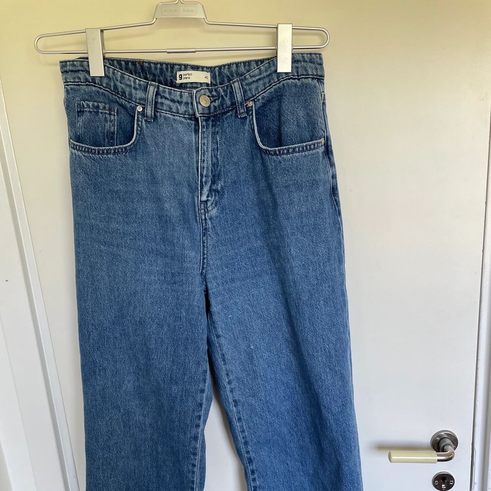 Ett par högmidjade cropped jeans från Gina Tricot med en ”slit”-detalj längst ner på benen!💙 Storlek 40 och i gott skick!. Jeans & Byxor.
