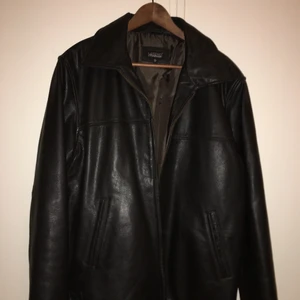 Skinnjacka strl L - En snygg skinnjacka från legend scandinavia, helt ny inköpt och aldrig använd! Nypris 4000 mitt pris 1200!😍 inkl frakt!