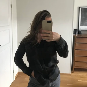 Vans skjorta - Super snygg skjorta ifrån vans! Köpt på ungdomsavdelningen men skulle säga att den motsvarar S. Mörk brun rutig och går lika bra att ha öppen som helt knäppt. Säljer för 150 och köparen står för frakt!!☺️