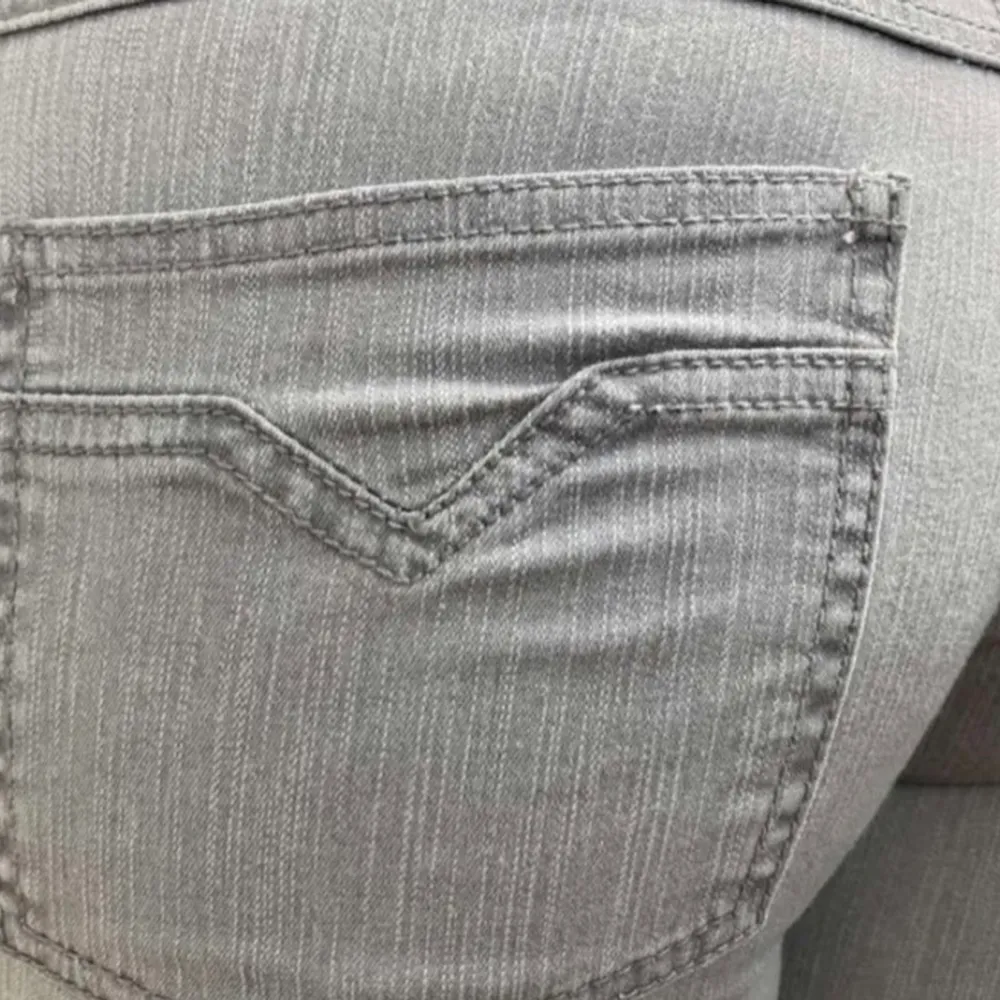 Jeans från hm som är köpa för några år sedan. Inte använt. Dom är skinny och ljus grå. Low waist. Mycket fina. Det är korta på mig i benen som är 1,63 ungefär. Och som det syns på bilden så har byxan gått sönder lite granna. Kan skicka bild på om någon är intresserad. Frakt ingår inte i priset💓. Jeans & Byxor.