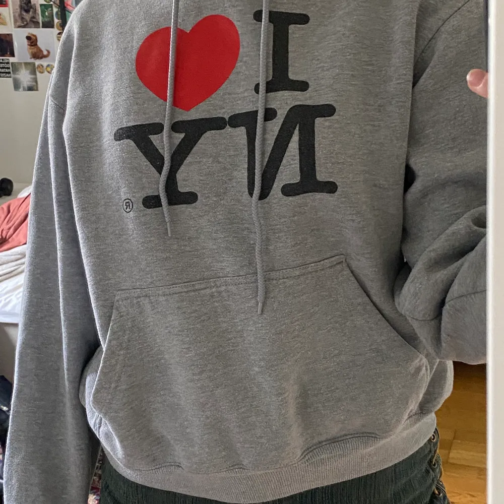 I ❤️ NY hoodie som jag köpt på Beyond Retro. Bra skick. . Hoodies.