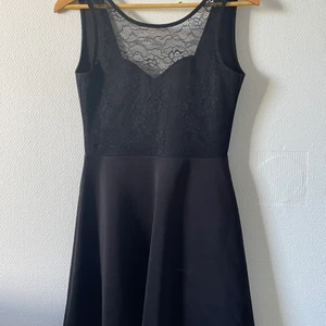 Svart klänning  - Superfin svart klänning som jag bara använt 1 gång. Den är öppen på ryggen 