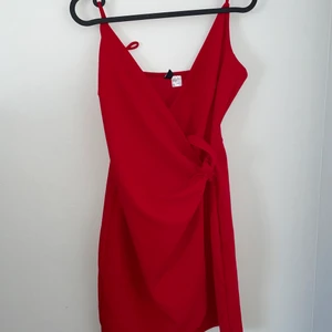 Klänning  - Använd 1 gång. Skönt material, mycket elasticitet. Väldigt bra skick. 