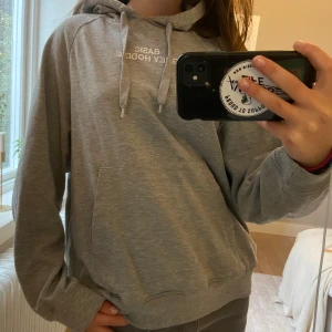 Zara hoodie  - Super skön och cool hoddie från zara! Passar till allt och snyggt med tryck på baksidan!🤩💕storleken är S men sitter lite oversized! 
