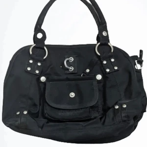 Axelväska - en stor, cool axelväska. Köpte från plick men är ifrån george gina & lucy. Inga defekter och flera olika fack :) skriv för fler bilder eller frågor! Står inte för frakt!!