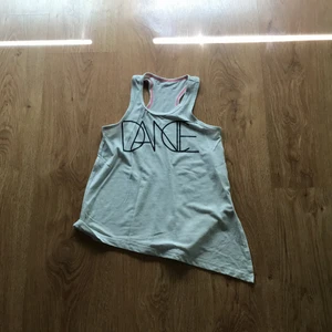 Fint sport linne i strl 122-128 - Bra skick och mysig att träna i. Den är i strl 122-128 men passar även strl 130