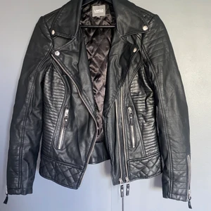 Skinnjacka - Hel & fin skinnjacka med snygga detaljer. I princip aldrig använd, max 2 gånger. Strl 34 kan eventuellt även passa 36.