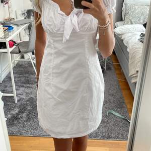 Söt vit klänning, använd 1 gång