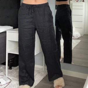 Svarta linnebyxor - Ett par jättefina och populära svarta linnebyxor i storlek M ifrån Arket med lappen kvar💗 ordinariepris: 590kr jag säljer de för: 400 (frakten ingår INTE i priset)