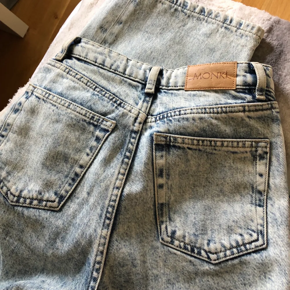 Säljer nu mina jättefina blåa vita vida jeans från monki då dom tyvärr har blivit för små på mig, jättebra skick💕 250kr+frakt . Jeans & Byxor.