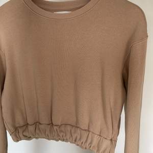 Super mjuk croppad sweatshirt i beige från lager 157, strl: 160/xxs