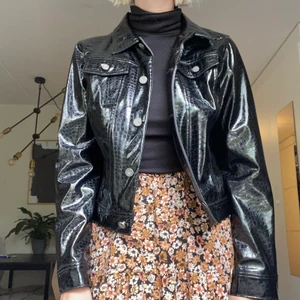 Calvin Klein jacka❤️‍🔥 - Världens coolaste jacka som ej kommer till användning! ❤️‍🔥❤️‍🔥 vintage jacka från 90-talet!  passar XS/S. Köparen står för frakten ❤️ pris går att diskutera!!