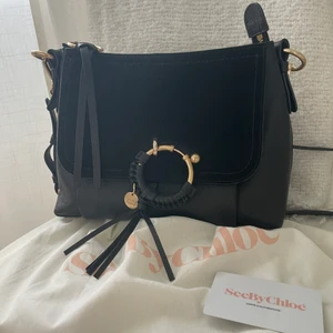 See by Chloe väska! - Väljer att sälja min fina fina See by Chloe väska, då jag inte använder den så ofta som jag borde! Den är ca 1 år gammal men väldigt sparsamt använd, Inga repor, fläckar, inget kladdigt eller smutsigt på insidan!   Ursprungs priset är 4700kr, säljer för 2999kr men pris kan diskuteras!  Modellen heter ”Joan small bag” och dustbag, samt äkthetsbevis med kommer!  
