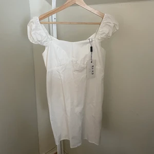 Vit klänning från NA-KD  - Klänningen har aldrig använts.