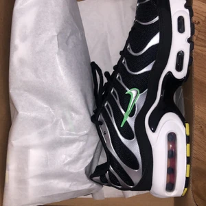 Nike air Max plus  - Säljer dessa superfina Nike air Max plus. Dem är aldrig använda och säljs pga dem är för stora. Storleken på skorna är 38. Köpta för 1599 och säljs för 900 kr, priset kan dock diskuteras.