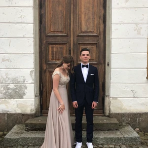 BALKLÄNNING  - Säljer min finaste balklänning som jag hade på balen i nian. Den har inte kommit till så mycket användning de senaste åren hehe💕🥰 Den är från dressroomlinne och i fint skick. Lite smutsig längst ner men inget som syns när klänningen är på. Nypris 4600kr säljer för 2200