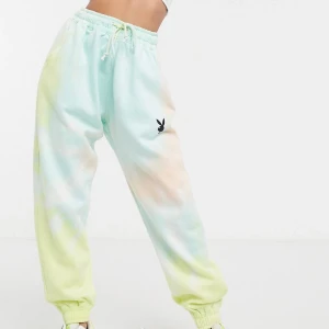 Mjukis  - Jättesköna mjukis med Playboy märket från Missguided. Bilden på är hur passformen är men jag säljer dom som är lila spräckliga. Så fina!! Använd få tal gånger. Original pris 411kr