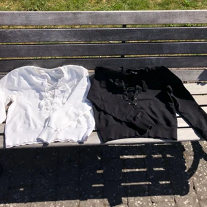 Svart och vit sweetshirt. - En svart och en vis sweetshirt med snörning i kragen samt resår i ärmar och midja. Passar storlek S samt liten M. Priset gäller per tröja. Gratis frakt om man köper båda!