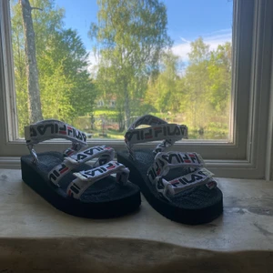 39/40 - Retro Fila Sandaler! Knappt använda. Väldigt fint skick!