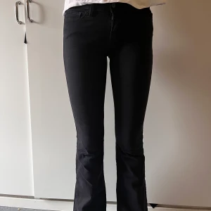 Levis jeans  - Fina jeans från Levis! Knappt använda då dom är för korta på mig. Låg midja och bootcut. Lite tunnare jeans typ och rätt så stretchiga. Skulle säga att storleken är en xs-s även fast det står w27. Längden passar någon runt 160-163 