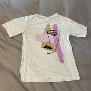 T-shirt - Lösare T-shirt med abstrakt tryck. Har du funderingar är det bara att höra av sig😊