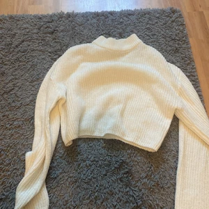 Kroppad stickad polotröja - Lite kroppad stickad tröja. Strl XS