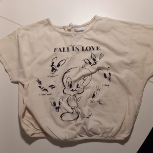 Tweety t-shirt - Jätte fin tröja, bra kvalitet. Säljer den för att den inte kommer till användning. Priset kan diskuteras ❤️