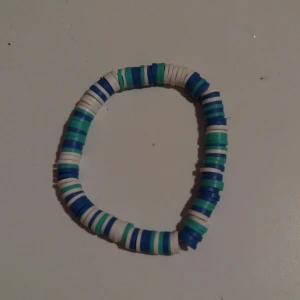 Blått armband!💙 - Säljer detta blåa omönstriga armbandet i storlek mellan M & S, men det går att göra den mindre eller större. Armbandet finns också i rosa, grön och brun för samma pris. Hade varit jättetacksam om någon ville köpa 💙