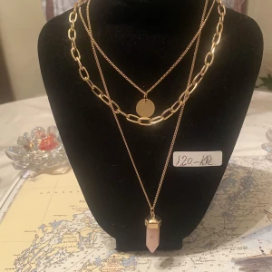 Halsband  - Trippel halsband men en sten. Ca 60 cm lång